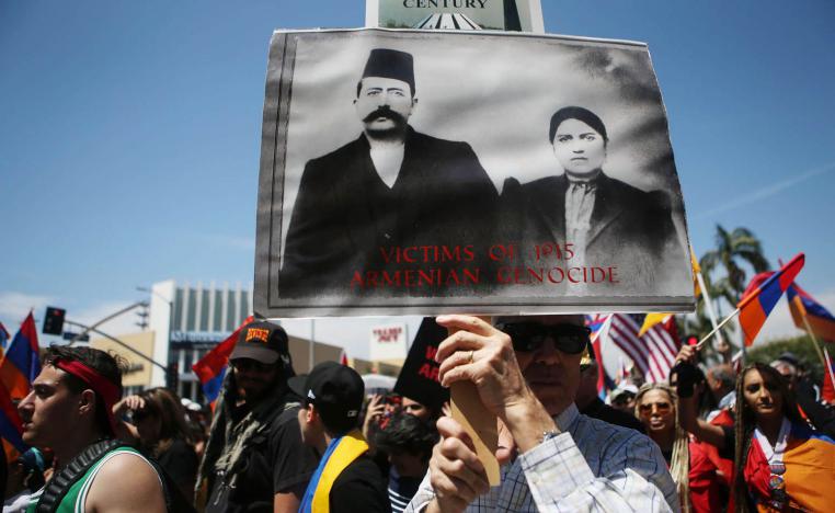متظاهرون أرمن يتظاهرون أمام القنصلية التركية في لوس انجليس في ذكرى مذابح الأرمن أواخر عهد الدولة العثمانية