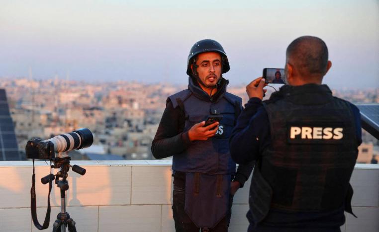 صحفيون فلسطينيون في تغطية يومية للتطورات في رفح