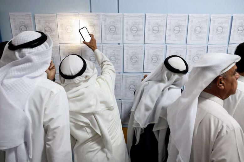 كويتيون يدققون أسماء المرشحين في الانتخابات البرلمانية