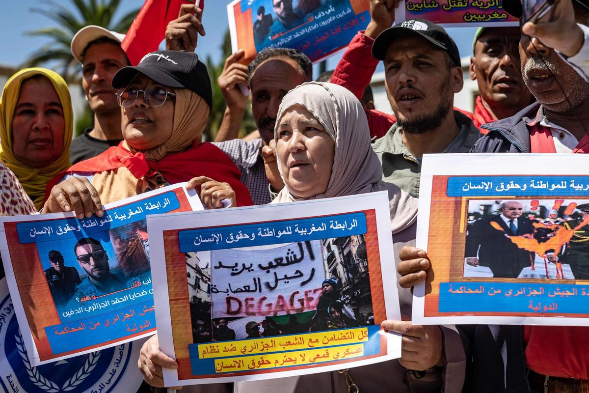 محتجون مغاربة  ينتقدون ممارسات قائد أركان الجيش الجزائري