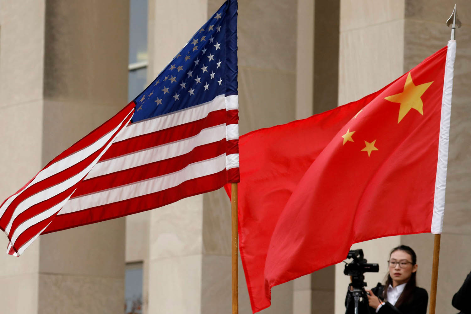 علم صيني إلى جانب علم أميركي في البنتاغون في واشنطن