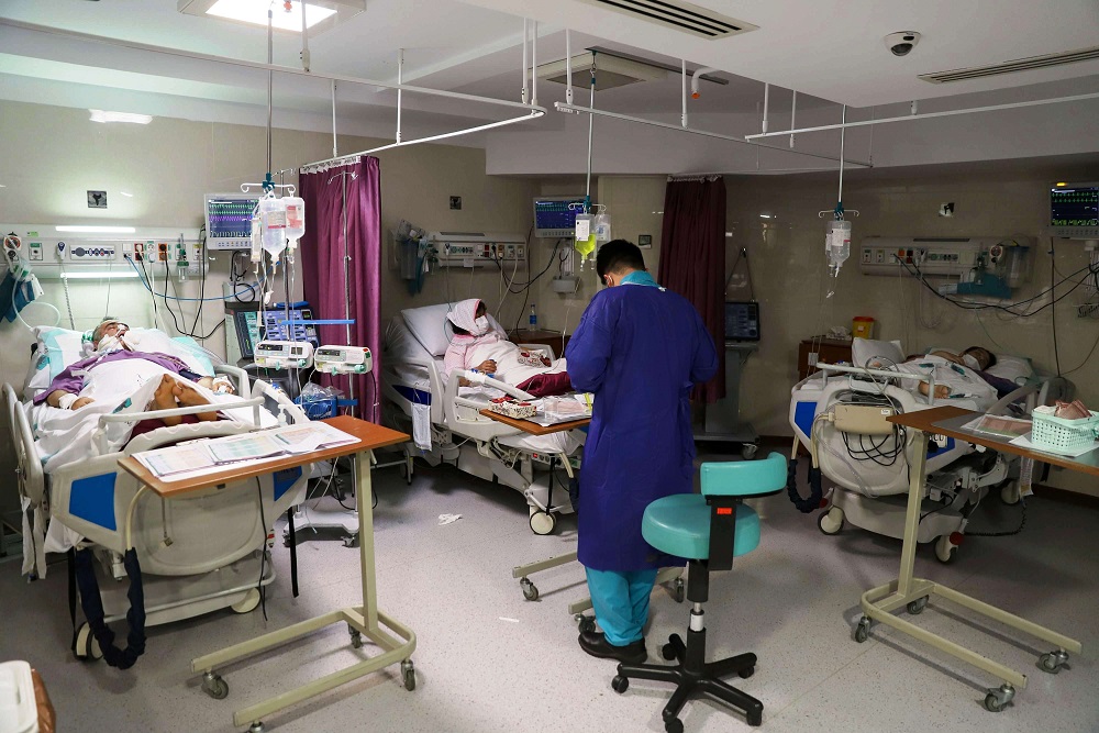 كورونا يضع القطاع الصحي في إيران على حافة الانهيار