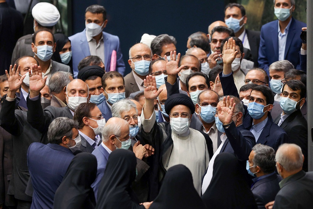 الرئيس الإيراني الجديد إبراهيم رئيسي يلوح خلال مراسم أداء اليمين في البرلمان