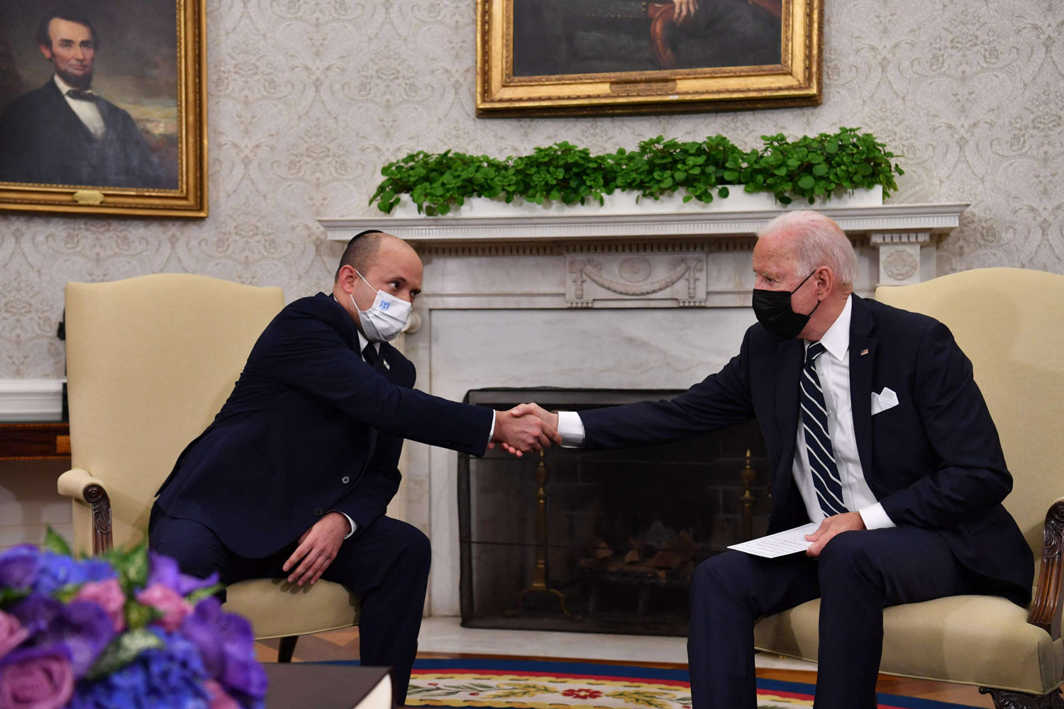 الرئيس الأميركي جو بايدن ورئيس الوزراء الإسرائيلي السابق نفتالي بنيت بالبيت الأبيض
