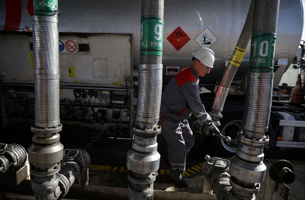 المخاوف من تباطؤ الاستهلاك في الصين والعالم تدفع أسعار النفط إلى الانخفاض 16 بالمئة