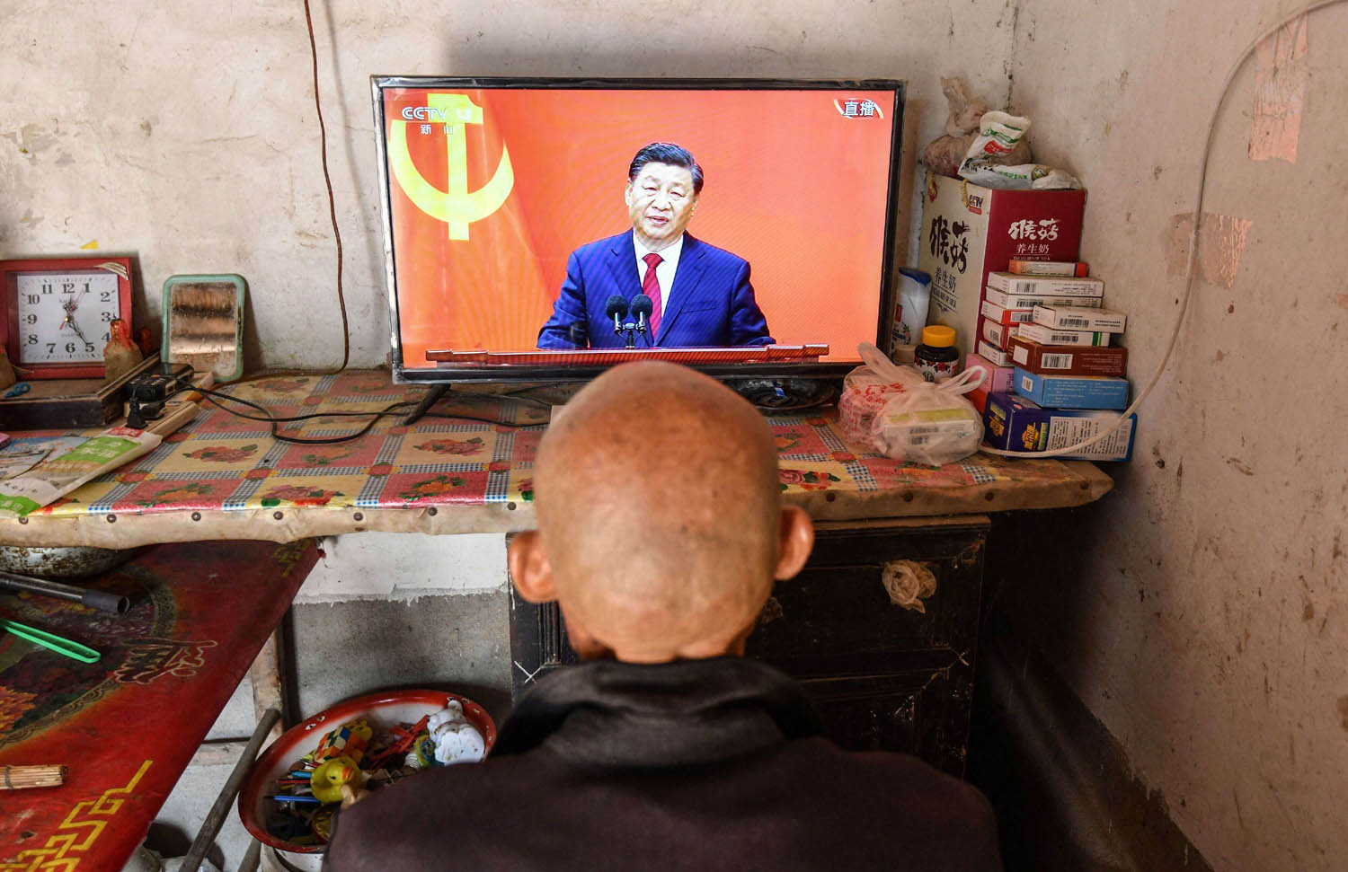 صيني يستمع إلى كلمة الرئيس الصيني شي جينبينغ