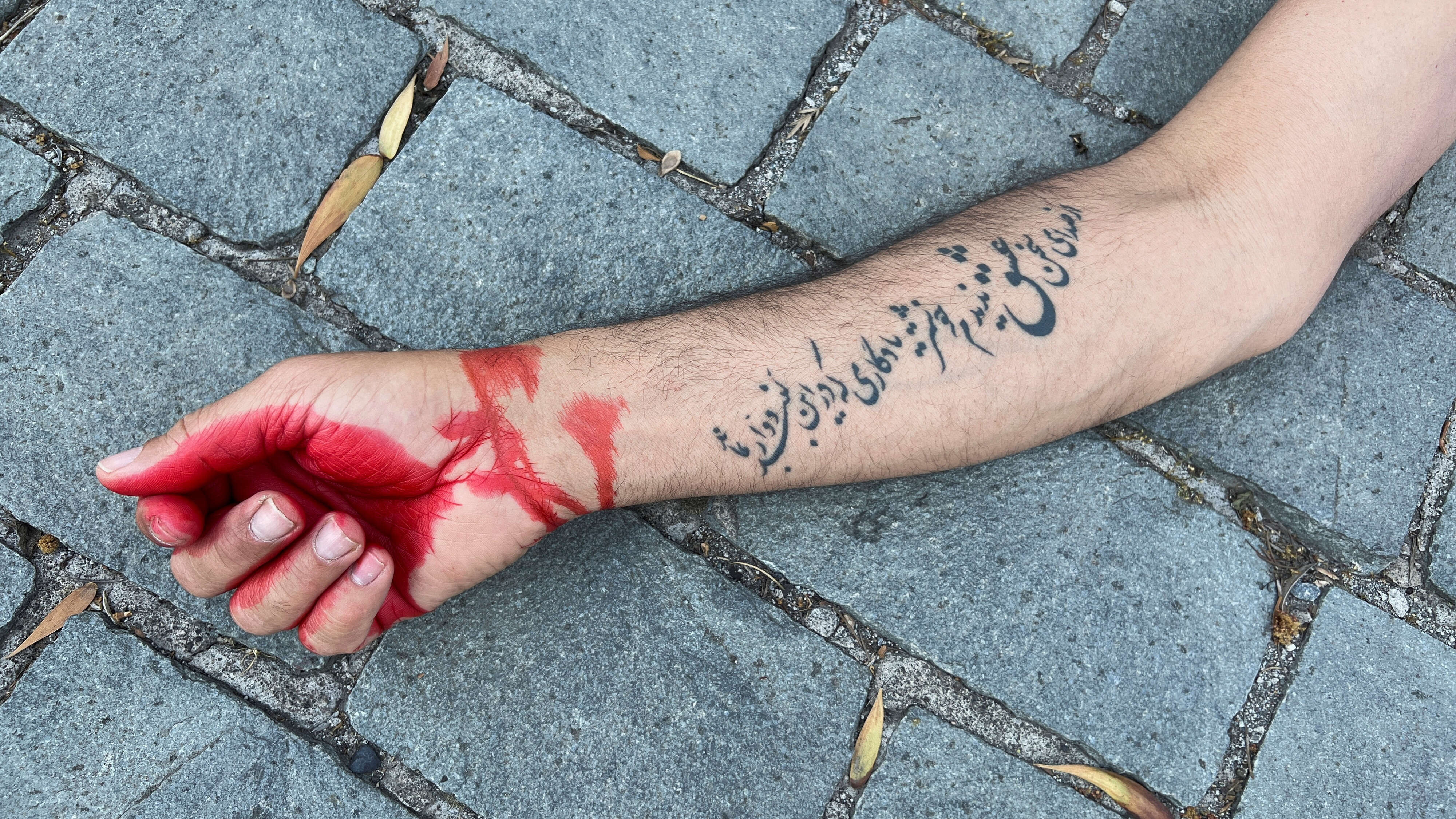 الشعب الايراني يسكب الدماء لاقتلاع حريته