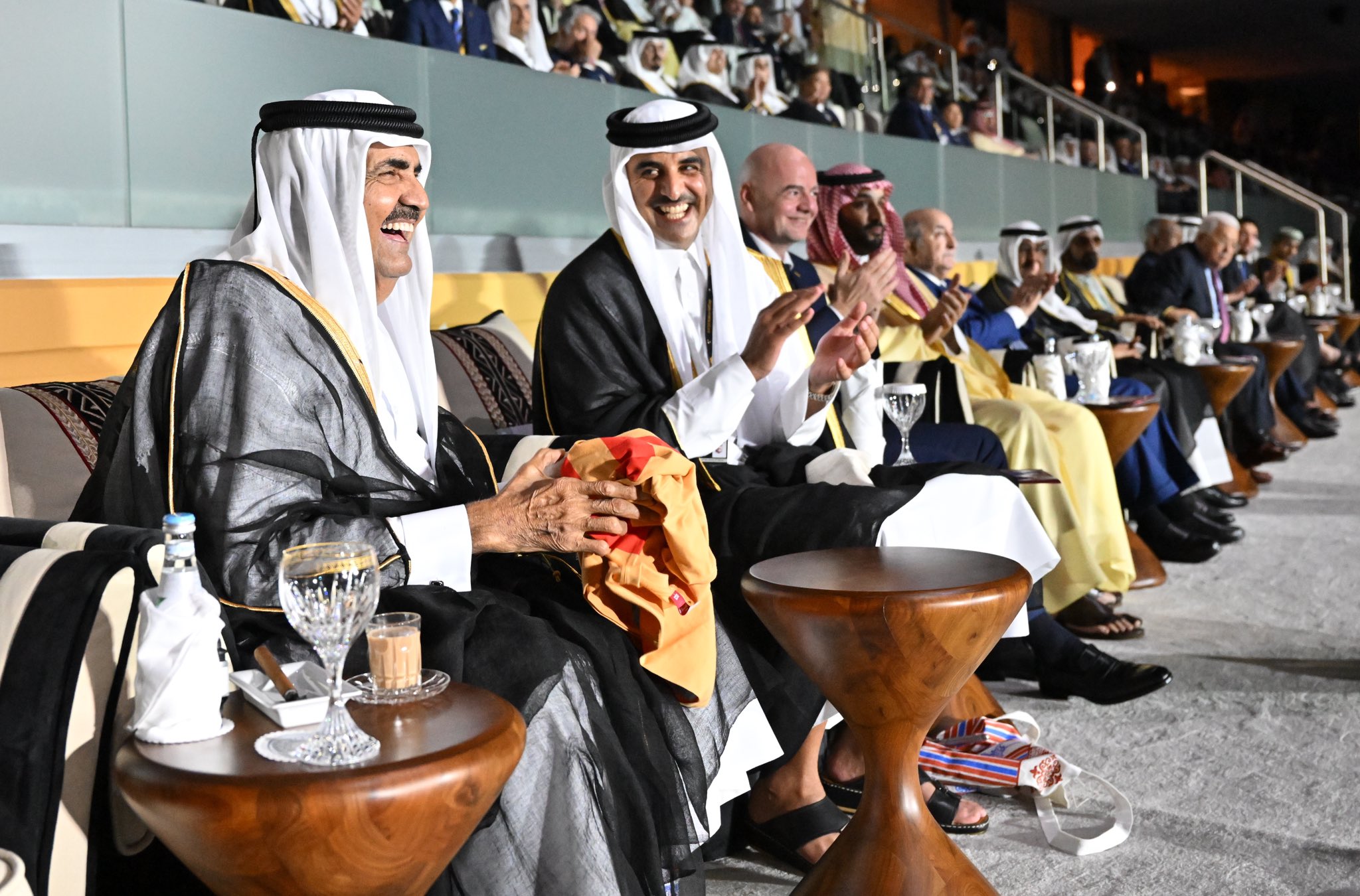 أمير قطر الشيخ تميم والأمير الوالد الشيخ حمد خلال احدى مباريات المونديال