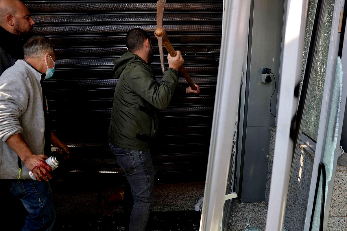 محتجون لبنانيون يصبّون جام غضبهم على البنوك التي تفرض قيودا مشددة على أموالهم 