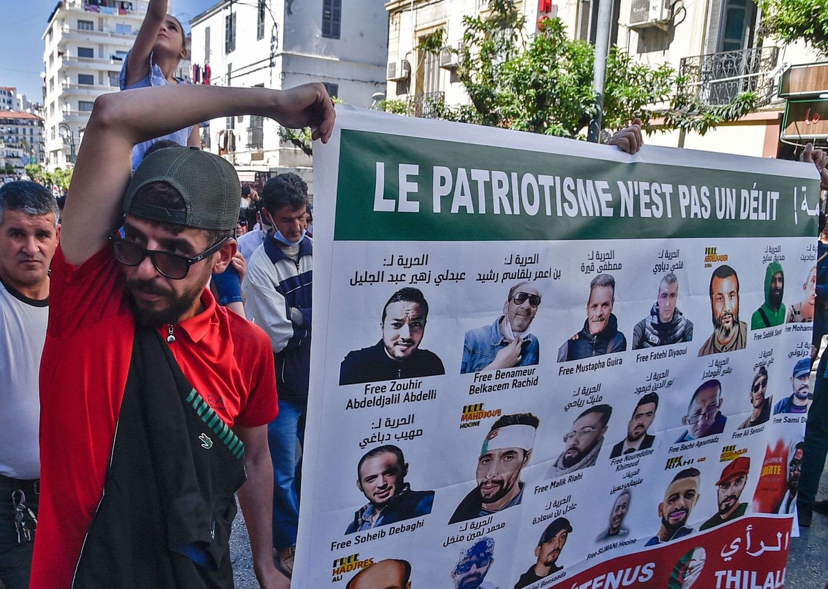 العشرات من النشطاء والصحافيين الجزائريين محتجزون في السجون