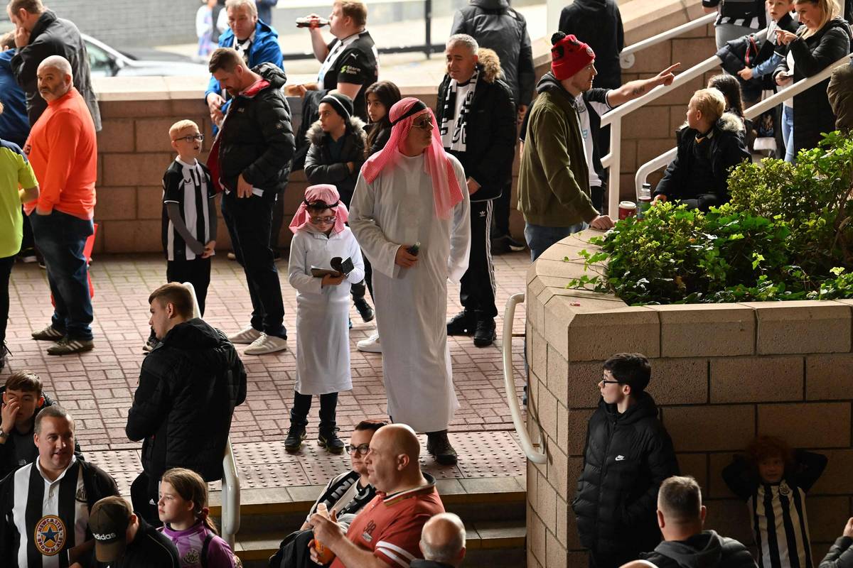 مشجعون لنادي نيوكاسيل الإنجليزي يرتدون ملابس سعودية