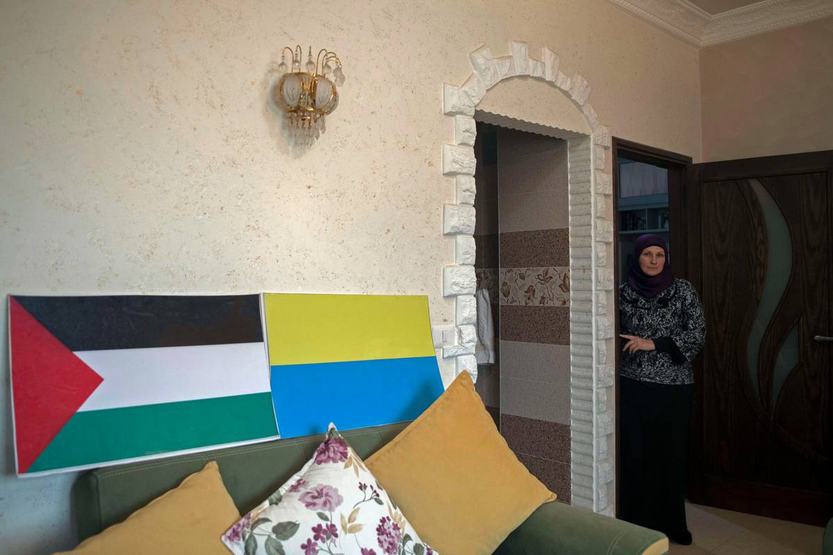 علمان فلسطيني وأوكراني في منزل أسرة فلسطينية أوكرانية في خان يونس