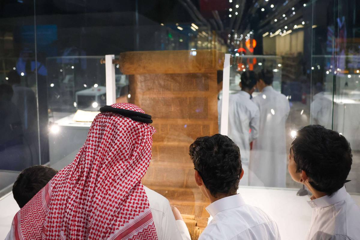 سعوديون ينظرون إلى نسخة قديمة من التوراة في معرض الرياض للكتاب
