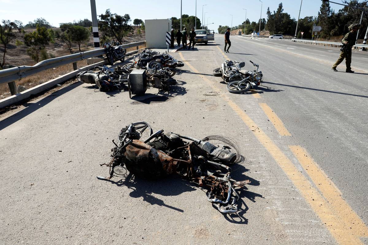 دراجات نارية محطمة استخدمها مقاتلو حماس لاختراق غلاف غزة