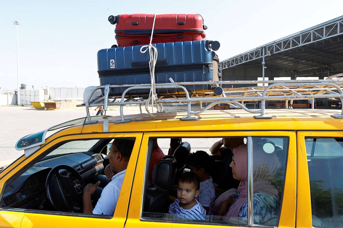فلسطينيون ينتظرون الاذن للعبور نحو غزة