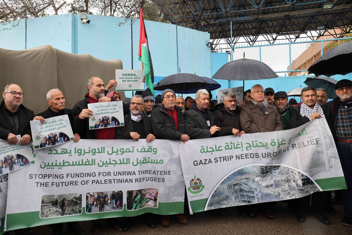 العشرات من اللاجئين الفلسطينيين يعتصمون أمام مقر الأونروا في بيروت 