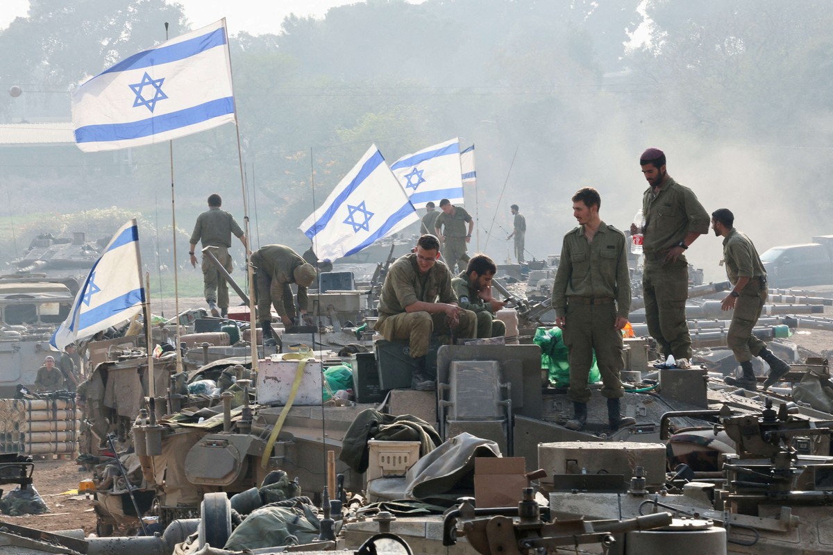 بايدن يواجه ضغوطا لفرض قيود على مبيعات الأسلحة والمساعدات العسكرية لإسرائيل