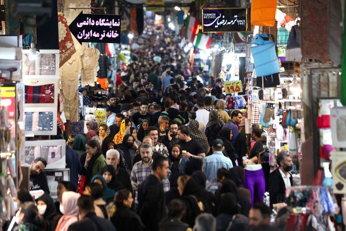 الأزمة الاقتصادية تجبر الإيرانيين على التقشّف 