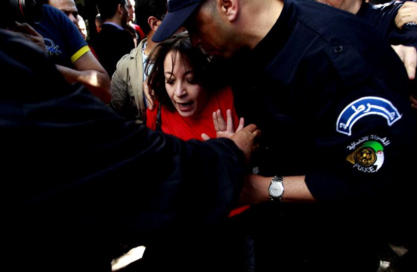 الناشطة الجزائرية اعتقلت عندما كانت تحاول السفر إلى فرنسا بجواز سفرها الفرنسي