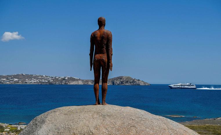 منحوتة فولاذية للفنان البريطاني أنطوني غورملي في جزيرة ديلوس اليونانية