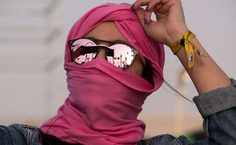 امرأة ترقص في مهرجان 'الكثبان الالكترونية' في الصحراء التونسية