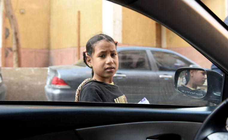 طفلة مصرية تبيع محارم وسط القاهرة