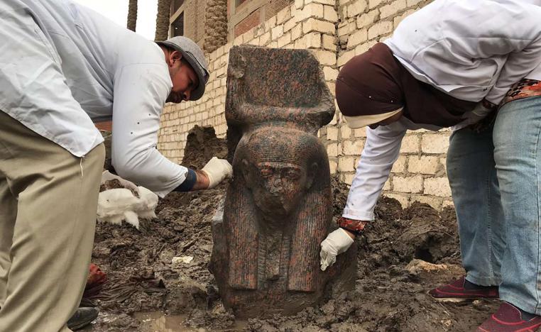 فريق التنقيب يكشف عن تمثال للفرعون رمسيس الثاني 