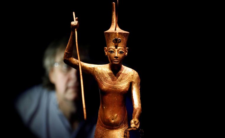 تمثال خشبي للفرعون توت عنخ آمون