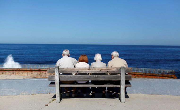 مجموعة من المسنين الاميركيين يجلسون قبالة البحر في كاليفورنيا
