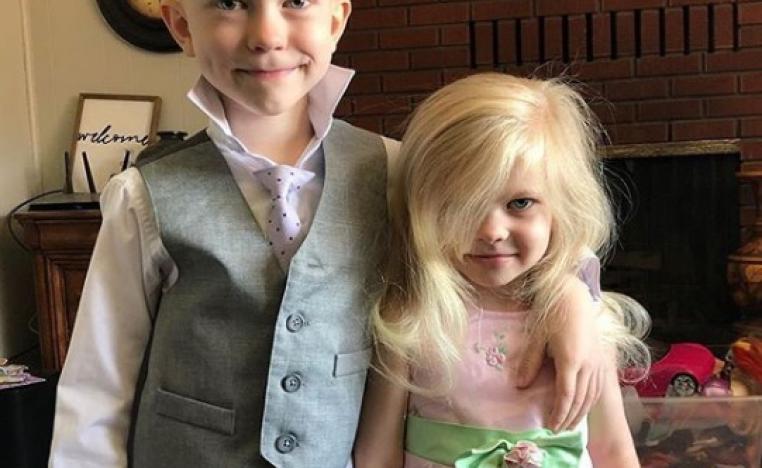 الطفل بريدجر ووكر وشقيقته (الصورة من حساب الطفل على انستغرام)