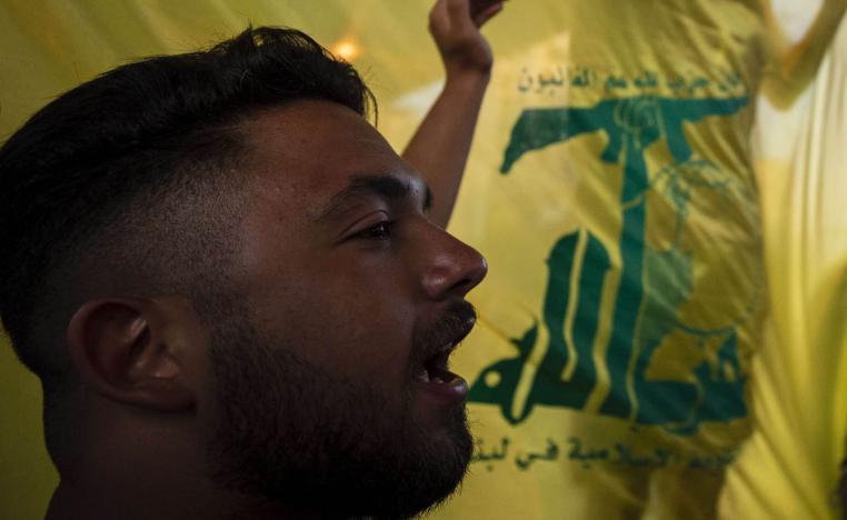 ناشط في حزب الله في تظاهرة وسط بيروت