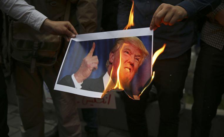 متظاهرون إيرانيون يحرقون صورة ترامب
