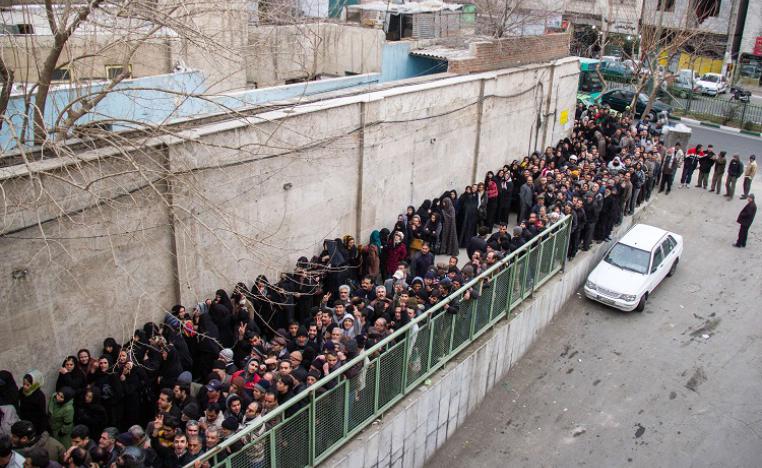 الإيرانيين ذوي الدخل المنخفض يصطفون لتلقي المساعدات الغذائية 