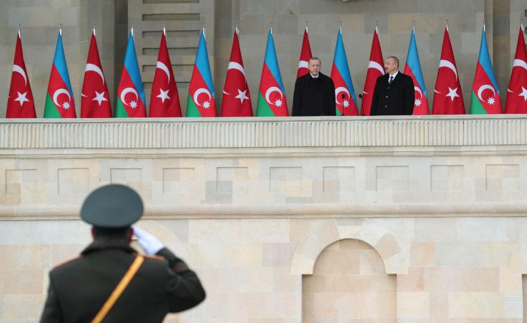 الرئيس التركي رجب طيب أردوغان يستعرض قوات أذرية بحضور الرئيس إلهام علييف