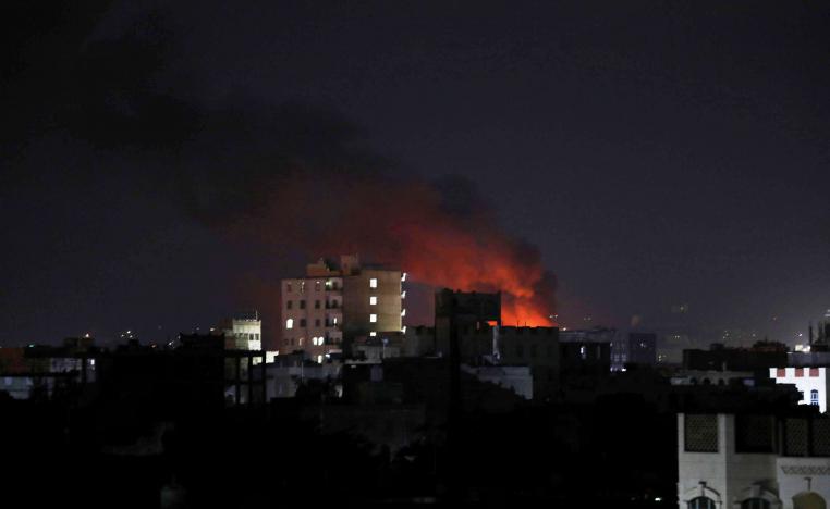 ألسنة اللهب والدخان يتصاعدان عاليا في انفجار محطة الغاز باليمن