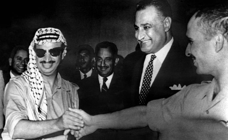 الرئيس المصري الراحل جمال عبدالناصر يتوسط الراحلين العاهل الأردني الملك حسين والرئيس الفلسطيني ياسر عرفات (1970)