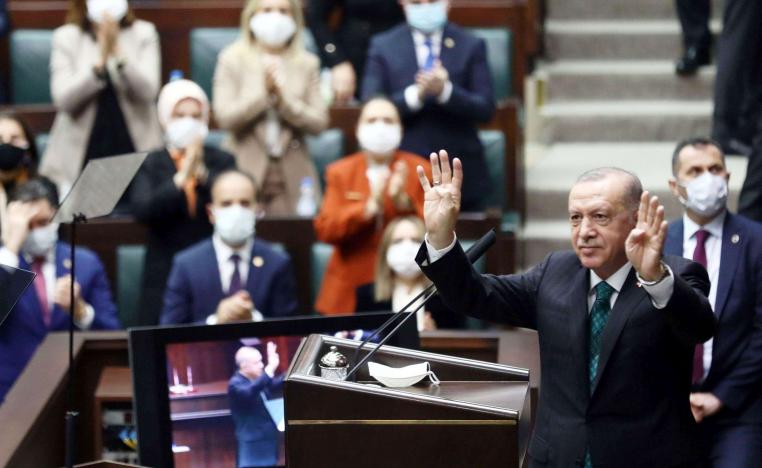 الرئيس التركي رجب طيب اردوغان خلال اجتماع بالبرلمان