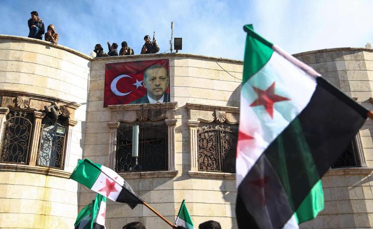 لافتة تحمل العلم التركي وصورة لاردوغان في بلدة أعزاز شمال سوريا