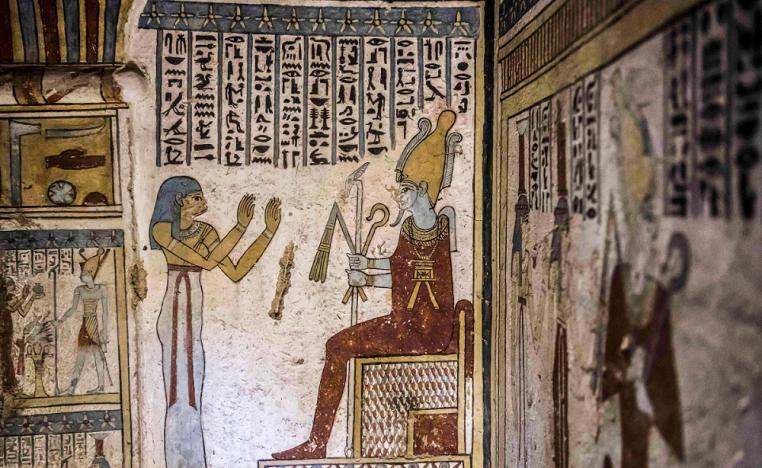 كتابة هيروغليفية ورسوم داخل مقبرة اكتشفت حديثًا في محافظة سوهاج جنوب مصر