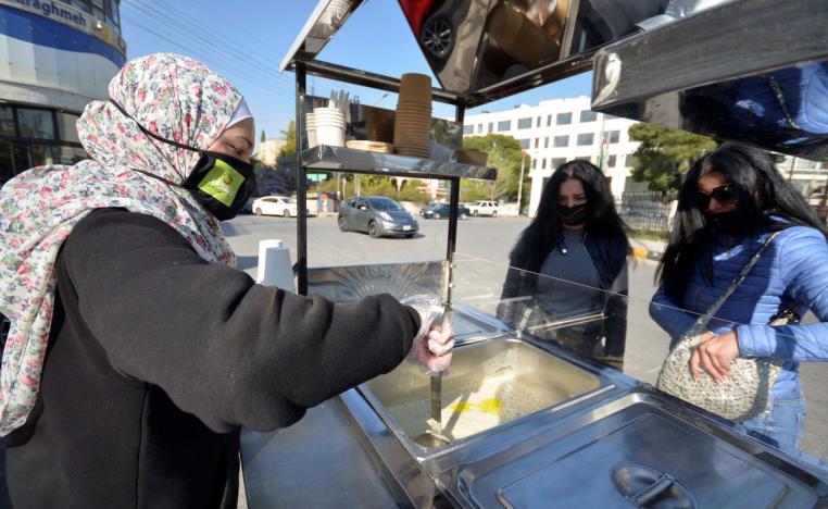 ساجدة أسعد تبيع "الرشوف" على عربتها في عمان