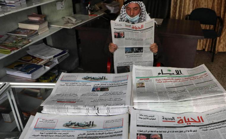 فلسطيني في الخليل يبيع الصحف