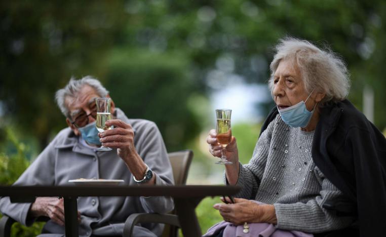 زوجان فرنسيان يتناولان الكحول في دار للمسنين