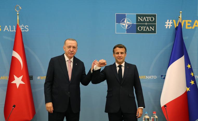 لعبة المصالح تطفئ نار الخلافات بين ماكرون وأردوغان
