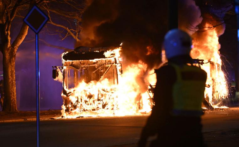 شرطة سويدية في مالمو بعد احداث شغب لمتطرفين يمينيين ومسلمين