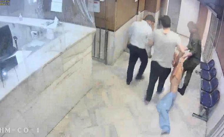 رجال أمن ايرانيون يجرون متهما داخل سجن ايفين باعتراف السلطات