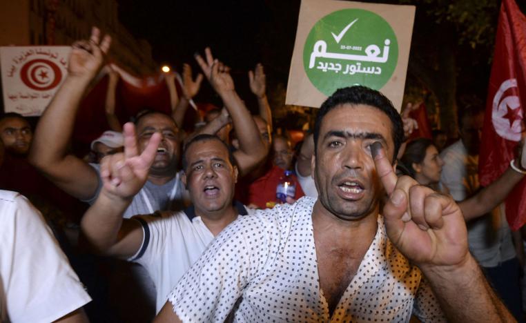 احتفالات بالعاصمة التونسية فور الإعلان عن نتائج الاستفتاء بإقرار الدستور الجديد