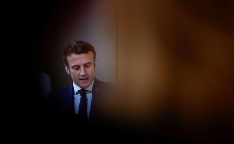 ماكرون يقف في منطقة رمادية بين ضمان مصالح فرنسا والدفاع عن قيم الديمقراطية