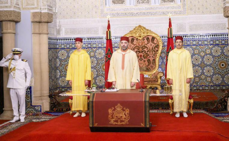 العاهل المغربي الملك محمد السادس يتوسط ولي العهد الأمير مولاي الحسن وشقيقه الأمير مولاي رشيد