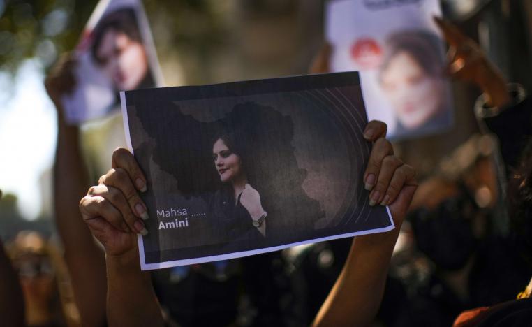 الخميس أوقِفت إيران صحافية غطت جنازة أميني
