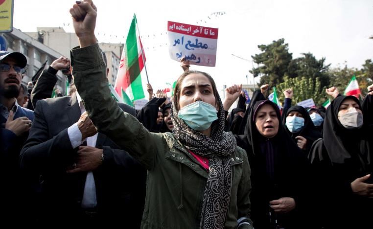 لعبت النساء دورا بارزا في الاحتجاجات التي قمن خلالها بنزع الحجاب عن رؤوسهن وإضرام النيران فيه